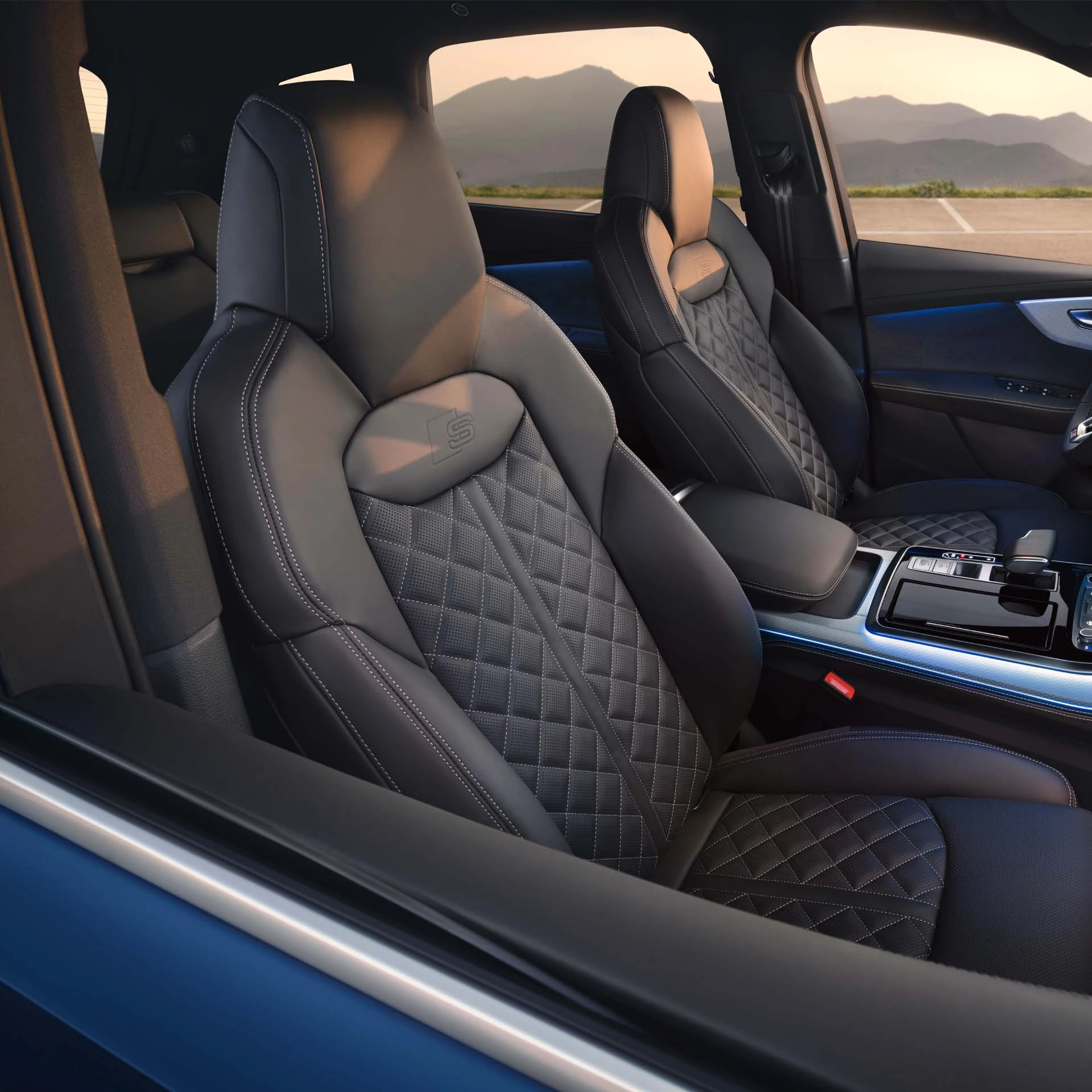 Audi Q7 – Ghế bọc da cao cấp